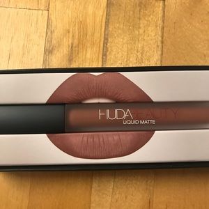 Sephora HUDA BEAUTY Liquid Matte Lipstick in Flirt